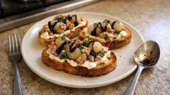 Crostini tonno e cipolline: l’antipasto veloce con un tocco di glassa balsamica