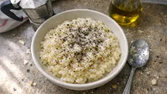 Risotto cacio e pepe cremoso: il trucco per una mantecatura liscia e senza grumi