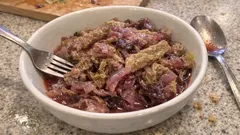 Verza in padella con vino rosso e aceto: contorno caldo, semplice e saporito