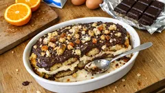 Torta di panettone senza cottura: strati di crema all’arancia e cioccolato fondente