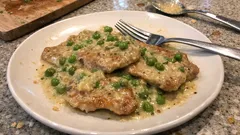 Scaloppine di maiale con piselli e panna: cremose e pronte in padella