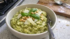 Risotto al pesto cremoso: il trucco per un basilico profumatissimo