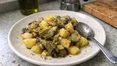 Carciofi e patate in padella: il contorno di stagione che profuma di casa