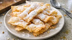 Frappe (chiacchiere) senza glutine: croccanti e leggere, con la piega a libro per le bolle