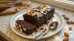 Lingotto di cioccolato alle mandorle: plumcake soffice con glassa al cacao