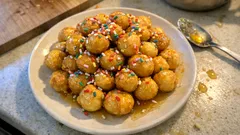 Struffoli in friggitrice ad aria: dorati e glassati al miele in pochi minuti