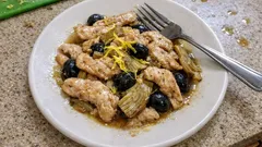 Straccetti di tacchino con carciofi e olive: il secondo in padella pronto in 20 minuti