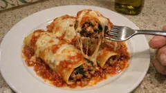 Cannelloni di carne al forno: ripieno cremoso con spinaci e mozzarella filante