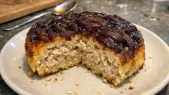 Torta rovesciata di cipolle rosse e tonno: soffice, caramellata e facile da servire