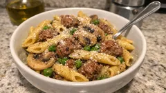 Pasta salsiccia, piselli e funghi: il sugo di padella pronto in 20 minuti