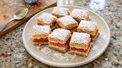 Mini diplomatici con crema e alchermes: i mignon perfetti per il vassoio da buffet