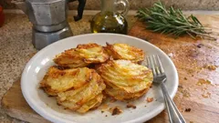 Patate sfogliate al forno: croccanti fuori e morbide dentro, profumo di rosmarino