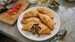 Empanadas di carne croccanti: impasto facile e ripieno speziato