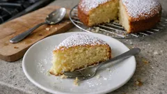 Torta senza uova soffice e profumata: la ricetta semplice con yogurt, vaniglia e limone