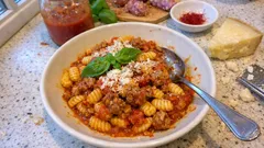 Malloreddus alla campidanese: sugo di salsiccia e zafferano come in Sardegna