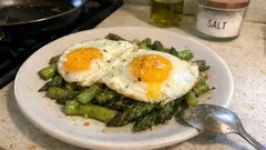 Asparagi e uova all’occhio di bue: il trucco per un tuorlo cremoso e asparagi ben rosolati