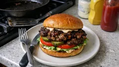 Smash burger in padella: crosticina croccante e cuore succoso, pronto in poco tempo