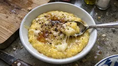 Polenta concia cremosa e filante: il metodo semplice per farla senza grumi