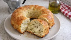 Ciambella cacio e pepe: soffice, profumata e perfetta da tagliare a fette