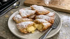 Frappe ripiene di crema pasticcera: croccanti fuori, con un cuore morbido