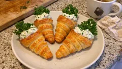 Carote di pasta sfoglia ripiene: l’antipasto scenografico pronto in pochi passaggi
