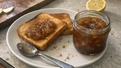 Marmellata di mele fatta in casa: densa e profumata con cannella e limone