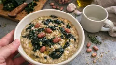 Farinata con cavolo nero e borlotti: la zuppa cremosa che scalda le sere fredde