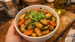 Gnocchi di riso fatti in casa, poi saltati nel wok con verdure croccanti e salsa di soia