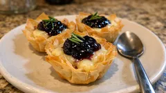 Cestini di pasta fillo con brie e marmellata di mirtilli: croccanti e pronti in 15 minuti
