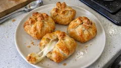 Fagottini di pasta sfoglia in friggitrice ad aria: croccanti fuori, filanti dentro