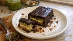 Dubai Chocolate fatto in casa: tavoletta lucida con cuore di kataifi e pistacchio