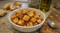 Crostini di pane in friggitrice ad aria: dorati e croccanti in 5 minuti